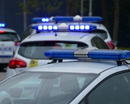 Екшън на морето: Мъже си спретнаха гонка с полицията, удариха патрулна кола