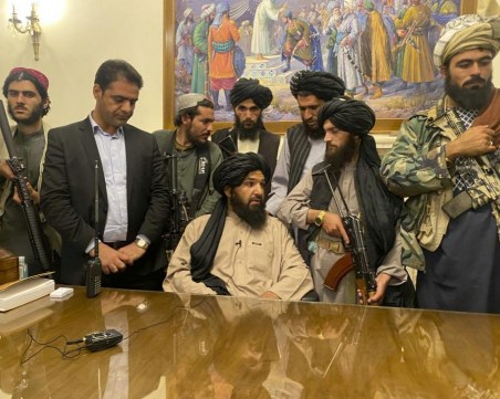 Евакуацията от Кабул продължава: Посланията и лицата на новата власт в Афганистан