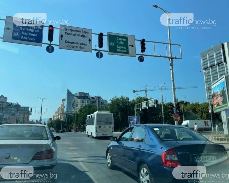 Градският транспорт в Пловдив отново сгафи: Автобус си позволява да преминава на червено