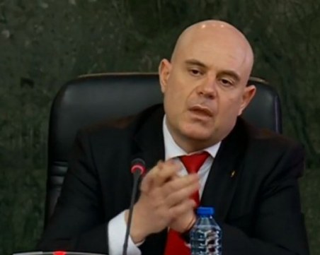 И правната комисия в парламента покани Гешев