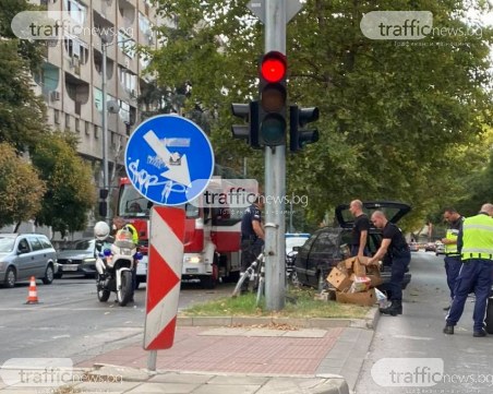 Кола се заби в дърво и преградна ограда на бул. 