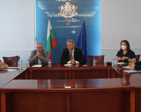 Ограничения за нощните заведения и за събиранията - сред обсъжданите COVID мерки днес