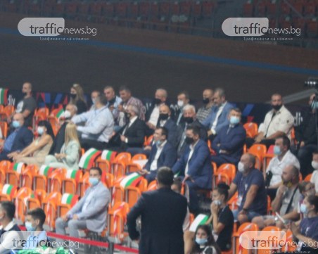 Радев и Зико гледат първия мач на волейболистките на Европейското