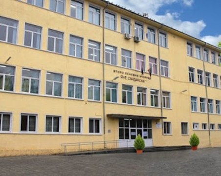 Разработват четири варианта за работата на училищата при нова COVID вълна