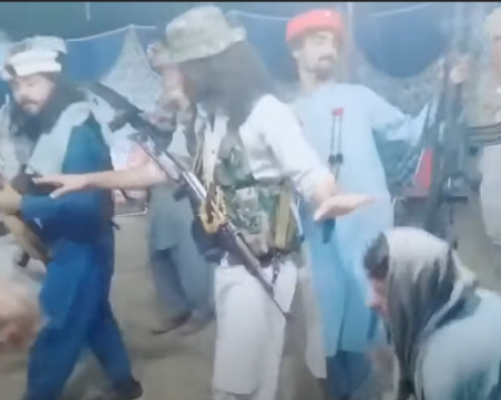 Талибани празнуват с модерни танци с калашници победата