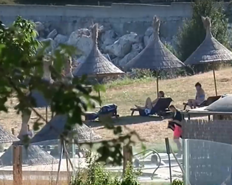 Туристи плащат такса, за да стигнат до морето на 