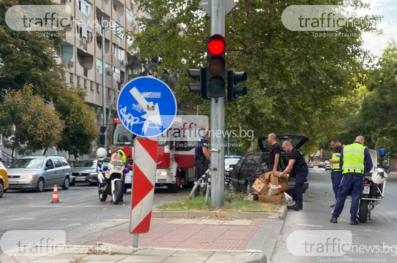 Кола се заби в дърво и преградна ограда на бул. 