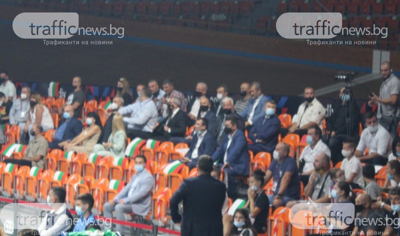 Радев и Зико гледат първия мач на волейболистките на Европейското