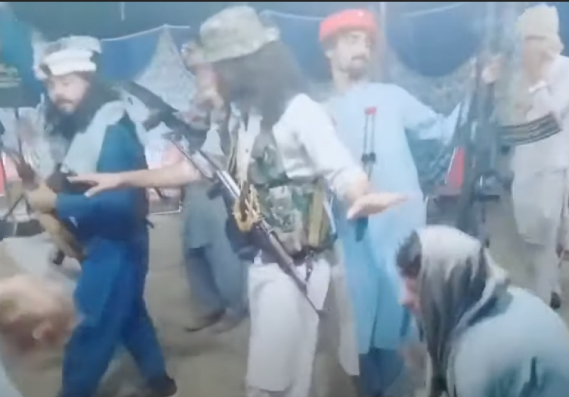Талибани празнуват с модерни танци с калашници победата