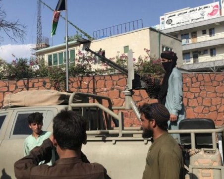 14 българи са напуснали Кабул