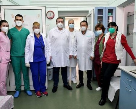 Ангелов към Кацаров: Спри да лъжеш и плати на медиците!