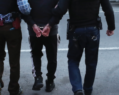 Арестуваха 21-годишен мъж за кражба пред магазин в Пловдив