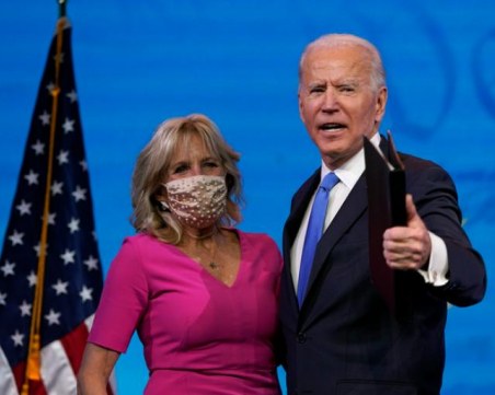 Байдън и съпругата му слагат трета доза