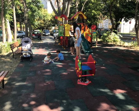 Две нови детски площадки функционират в район 