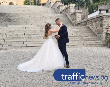Нежни и влюбени: Младоженци изпъкнаха сред тълпата в Стария град на Пловдив