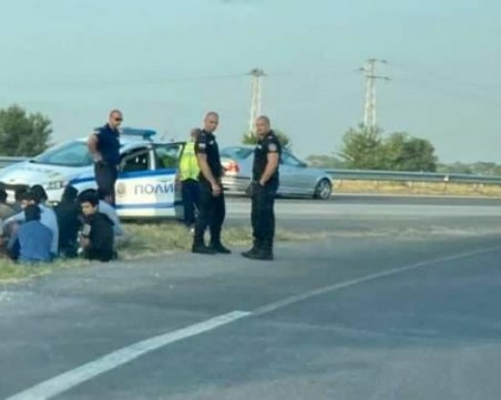 Полицията задържа трафикант на 13 бежанци край пловдивското село Войводиново