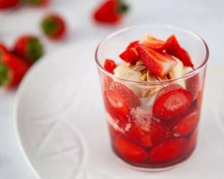 Разхлаждащ десерт със сладолед и ягоди