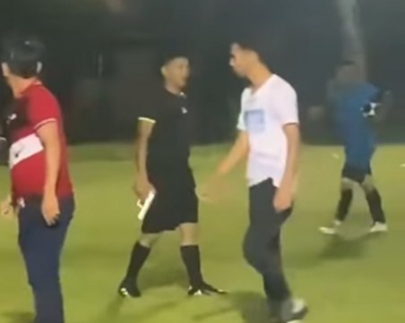 Съдия извади пистолет по време на мач в Хондурас