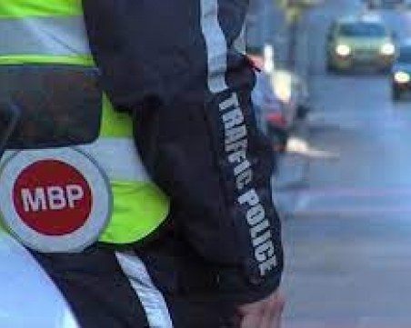 Син на полицай прави проверки с униформата на баща си