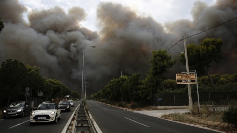 Евакуират гърци и затварят пътища заради пожари в няколко населени места