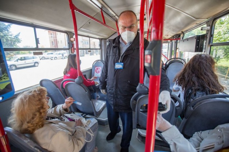 Глобиха шофьор на рейс в Пловдив за неносене на маска. Съдът отмени акта, защото тогава пиел вода
