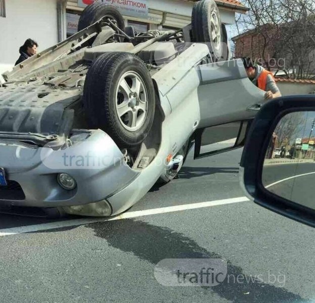 Кола се обърна по таван край Цалапица! 19-годишен шофьор и трима пътници са пострадали