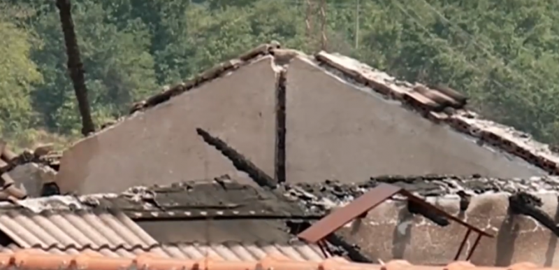 Мълнии удариха къща и електрически стълб край София