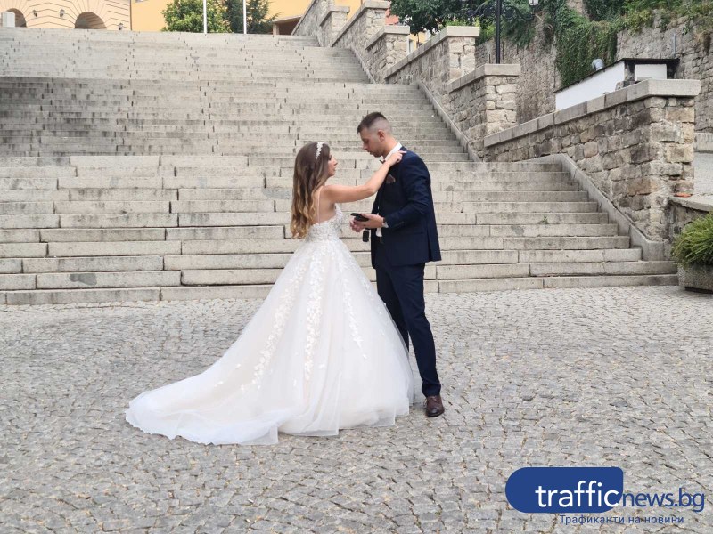 Нежни и влюбени: Младоженци изпъкнаха сред тълпата в Стария град на Пловдив