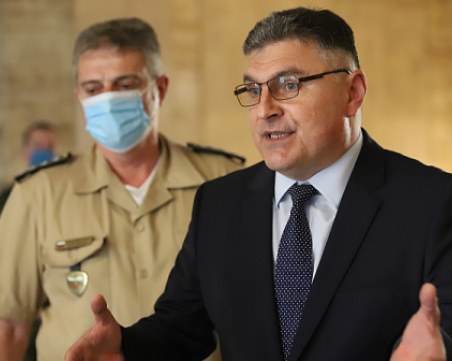 Министърът на отбраната: Не водим преговори за нови изтребители