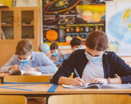 МОН с насоки за обучение в условията на пандемия през новата учебна година