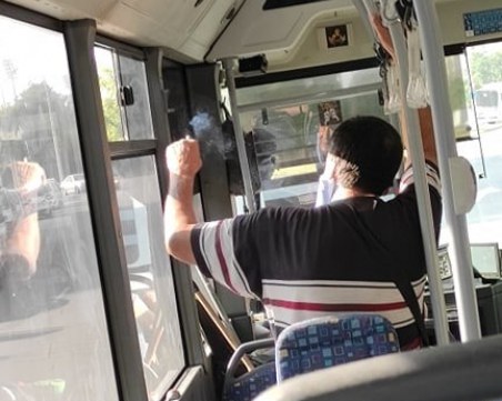 Кондуктор си запали цигара в градския транспорт