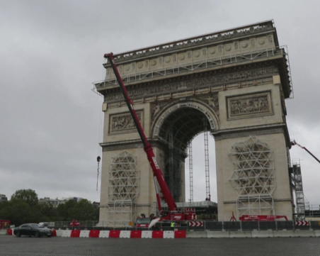 Започва опаковането на Триумфалната арка по проект на Кристо