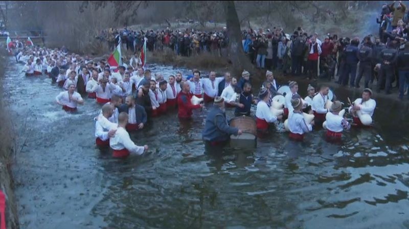 Кметът на Калофер се размина с глобата за мъжкото хоро