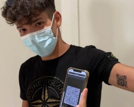 Италианец си татуира QR кода на сертификата за ваксинация