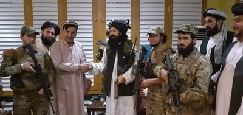 Братът на афганистанския президент се присъедини към талибаните