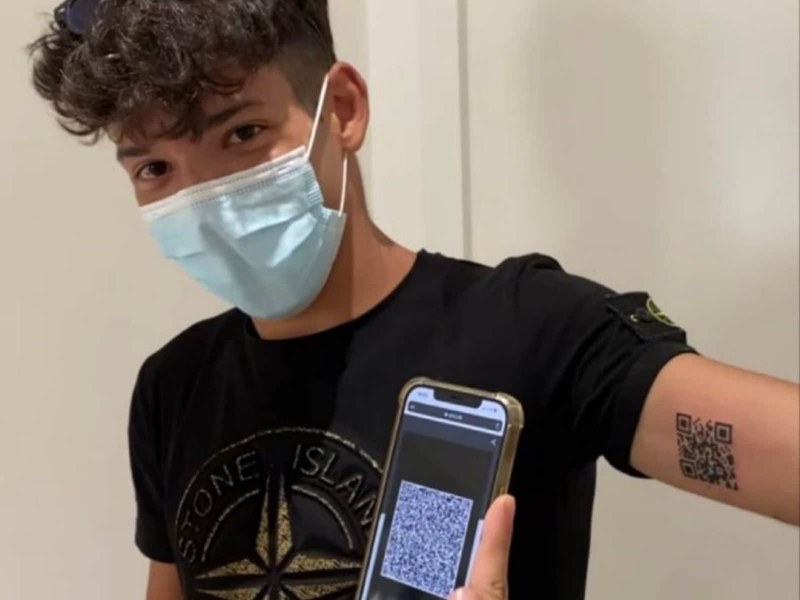 Италианец си татуира QR кода на сертификата за ваксинация