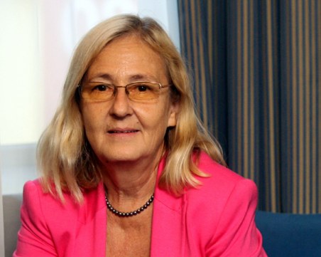 Проф. Кожухарова: Ваксинирането ни дава възможност да не променяме начина си на живот