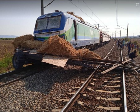 Пътнически влак блъсна камион, движението е спряно
