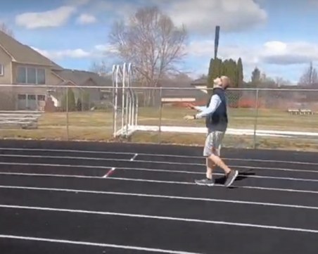 Американец балансира бейзболна бухалка на брадичката си, изминавайки близо 3 км.