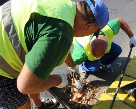 Чистят шахтите в Пловдив, ето къде да не паркирате