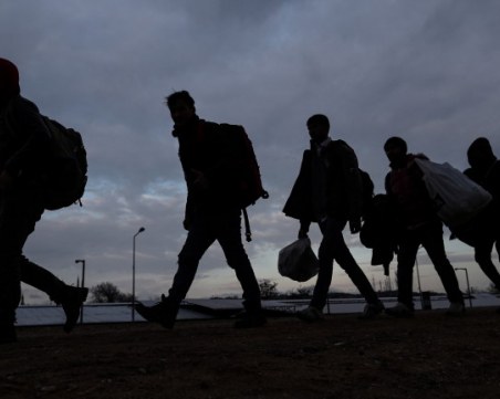 Десетки мигранти откриха в ловно стопанство над Ихтиман