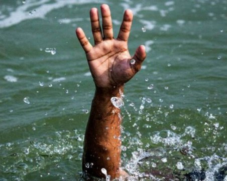 Трима души спасени от удавяне в неохраняемата зона на плаж Корал