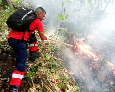 Два вертолета се включиха в гасенето на пожара в Югово