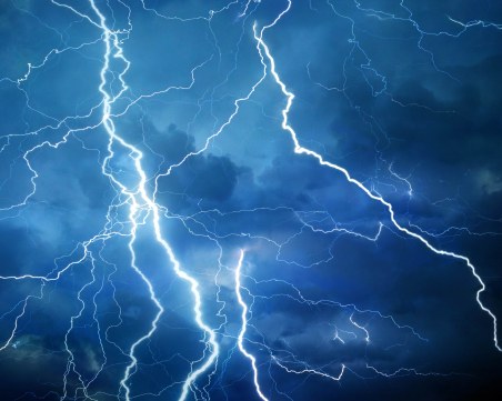 Градушки и гръмотевични бури утре! Обявиха жълт код за опасно време