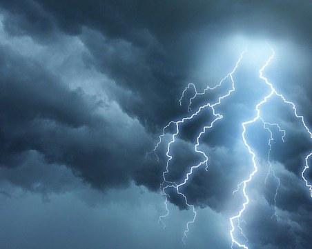 Опасно време днес: Градушки и гръмотевични бури в половин България