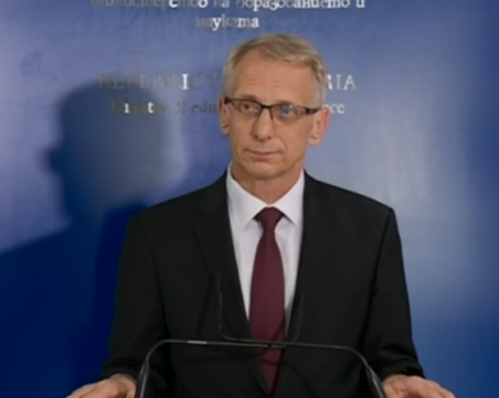 В червените и оранжеви зони: Учениците от 1 до 4 клас ще влизат с маски в час