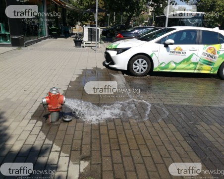 Вода шурти от противопожарен кран в Пловдив