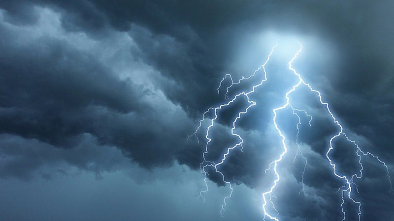 Опасно време днес: Градушки и гръмотевични бури в половин България