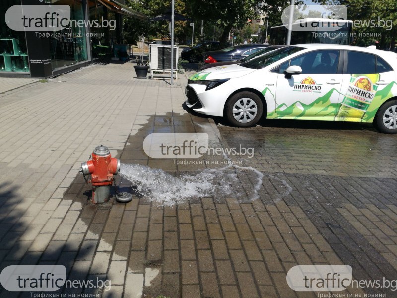 Вода шурти от противопожарен кран в Пловдив