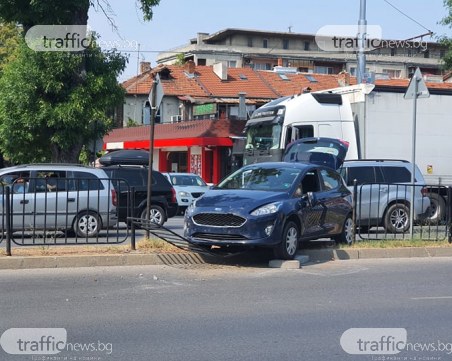 Кола се вряза в разделителната ограда на кръстовището на ВСИ в Пловдив